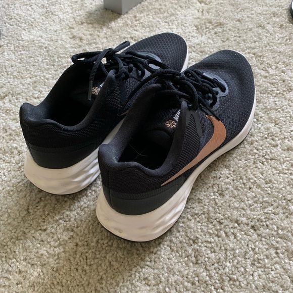 Nike Women’s Revolution 6 Running Shoes - size 7.5 - like new - Picture 2 of 3